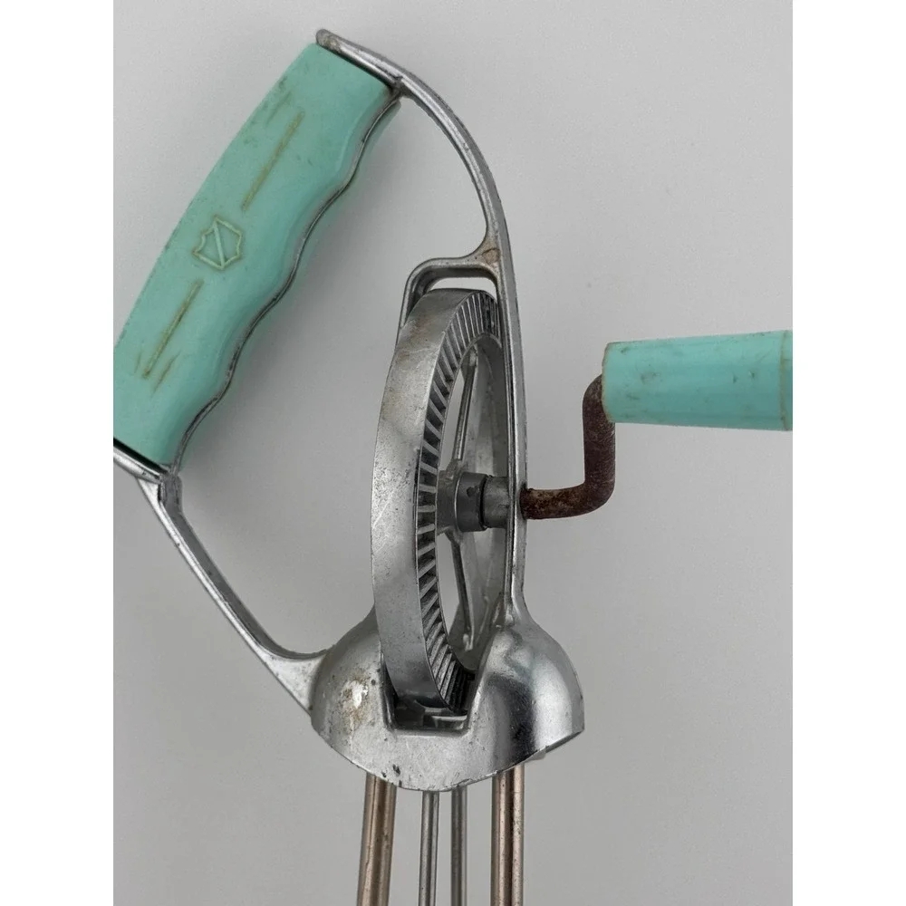 Vintage Turner & Seymour Hand Crank Egg Beater Whisk‎ Aqua Blue Handles